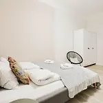 Quite Centre Modern Suite, 1br Апартаменты *