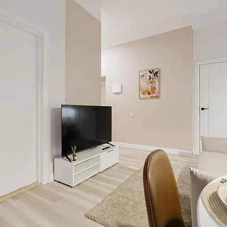 Quite Centre Modern Suite, 1br Apartment